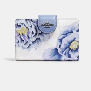Coach medium corner zip wallet in signature canvas with Kaffe falsetto print